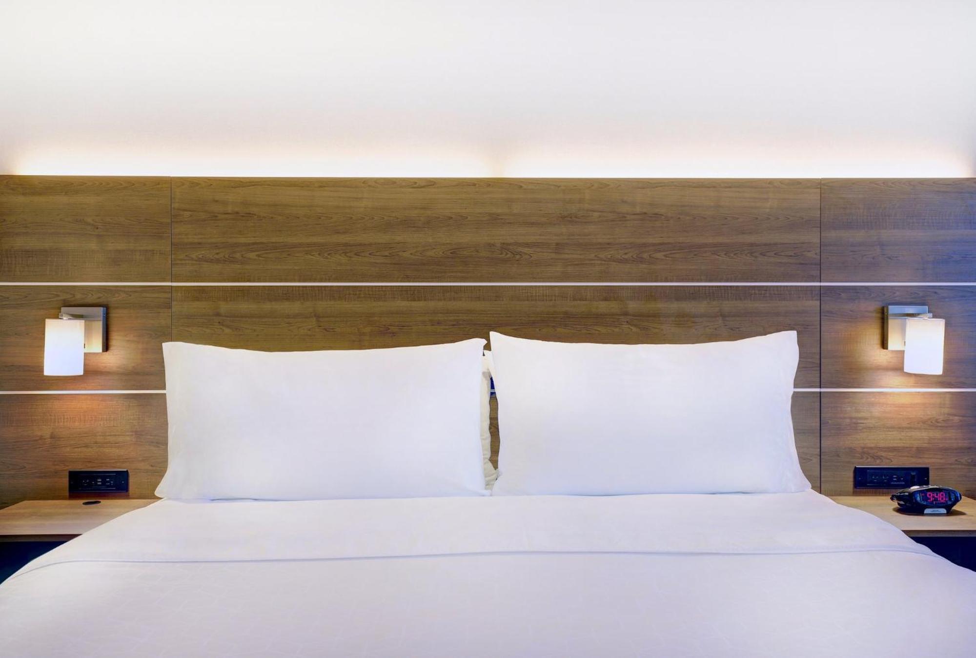 Holiday Inn Express Whitby Oshawa By Ihg Exteriör bild